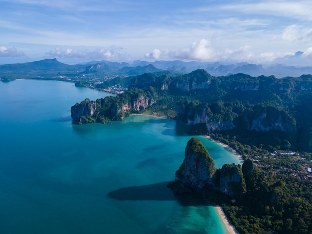 写真 空の背景にある海と山の景色