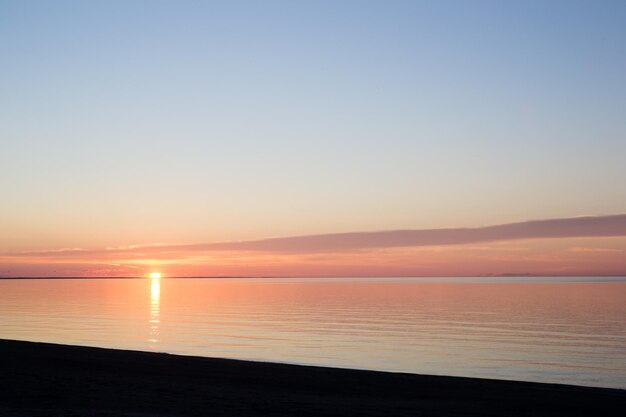 写真 夕暮れ時の海の美しい景色