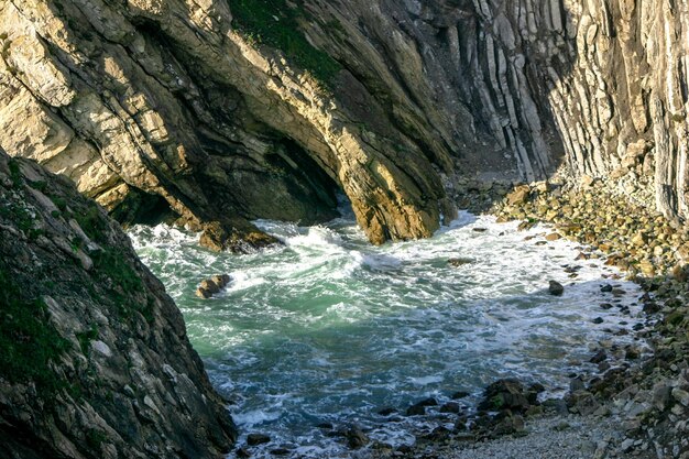 Фото Красивый вид на море с скалы