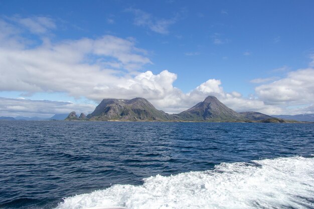 写真 天空を背景に山から海の景色