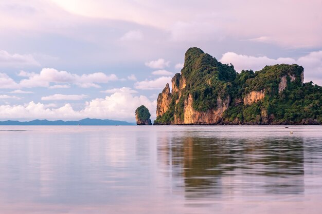 Фото Красивый вид на море с горы на фоне неба