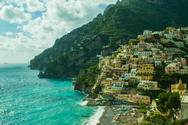 写真 空の背後にある山々から見える海の景色