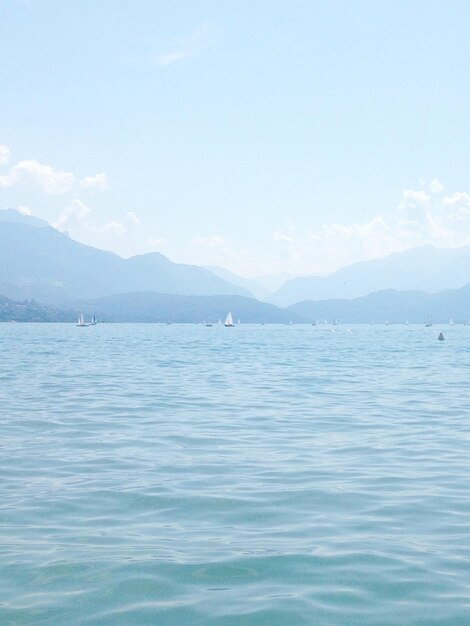 写真 空に照らされた山々から海の景色