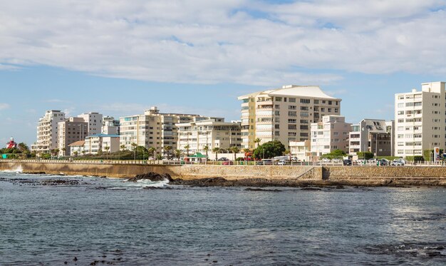Фото Шикарный вид на прогулочную дорогу си-пойнт с океаном и зданиями кейптаун южная африка