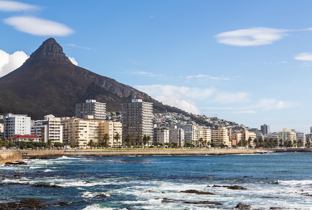 Фото Красивый вид на прогулочную дорогу sea point с районом seapoint и пиком lions head в кейптауне, южная африка