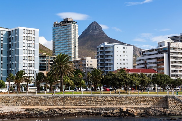 Фото Красивый вид на прогулочную дорогу sea point с районом seapoint и пиком lions head в кейптауне, южная африка