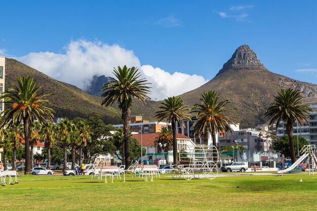 Фото Красивый вид на прогулочную дорогу sea point с районом seapoint и пиком lions head в кейптауне, южная африка