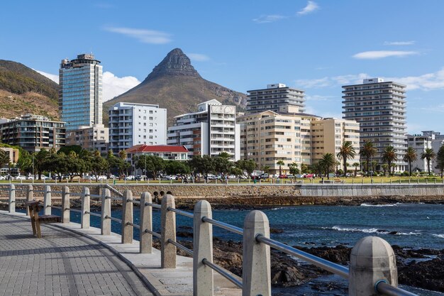 Фото Красивый вид на прогулочную дорогу sea point с районом seapoint и пиком lions head в кейптауне, южная африка