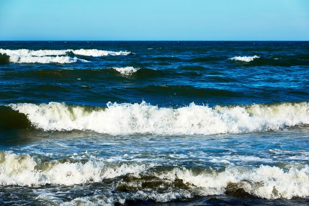 Фото Красивый вид на море с разбивающимися волнами на небе