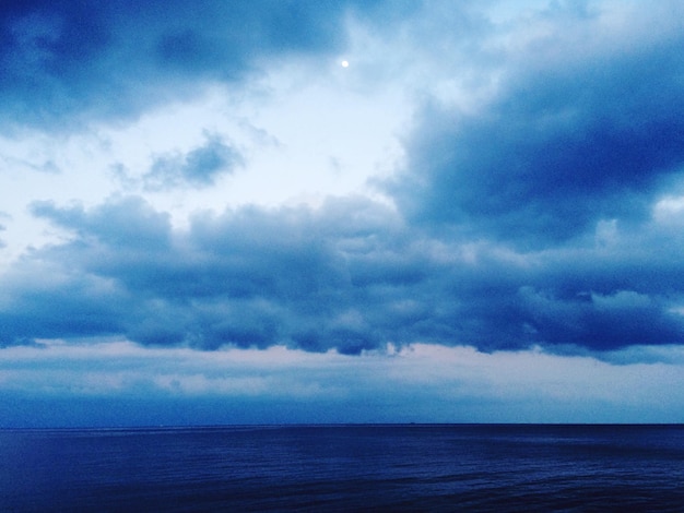 写真 ⁇ りの空に照らされた海景の景色