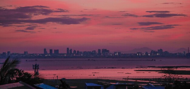 写真 夕暮れの空を背景にした建物のシルエットの景色