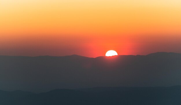 写真 夕暮れ の ロマンチック な 空 に 対し て,シルエット の 山 の 景色