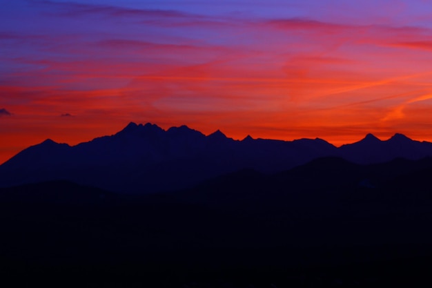 Фото Шикарный вид на силуэтные горы на фоне неба при заходе солнца