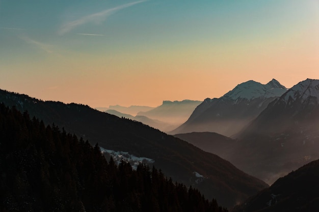 写真 夕暮れ の 時 に 空 に 対し て 山 の シルエット の 景色