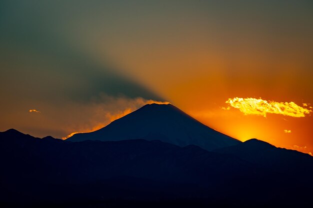 写真 夕暮れの空を背景に富士山のシルエットの景色