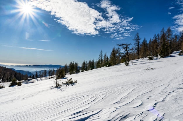 Фото Пейзажный вид на покрытую снегом землю на фоне неба