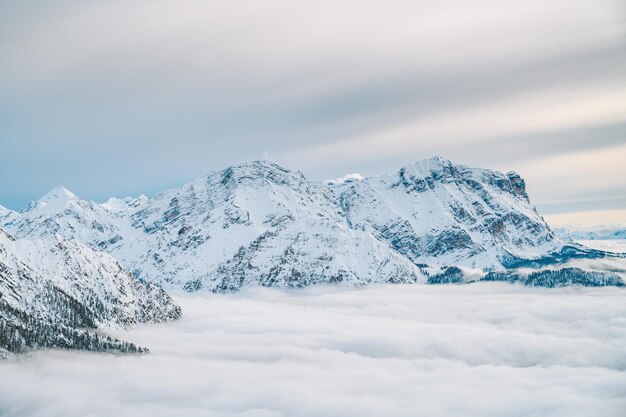 Фото Пейзажный вид на покрытую снегом гору на фоне неба