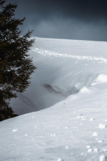 写真 空を背景に雪に覆われた山の景色