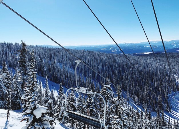 写真 空を背景に雪に覆われた山の景色