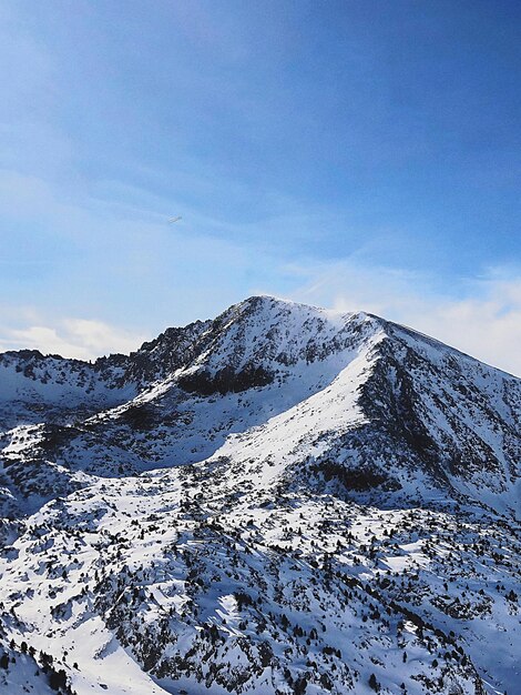 写真 空を背景に雪に覆われた山の景色