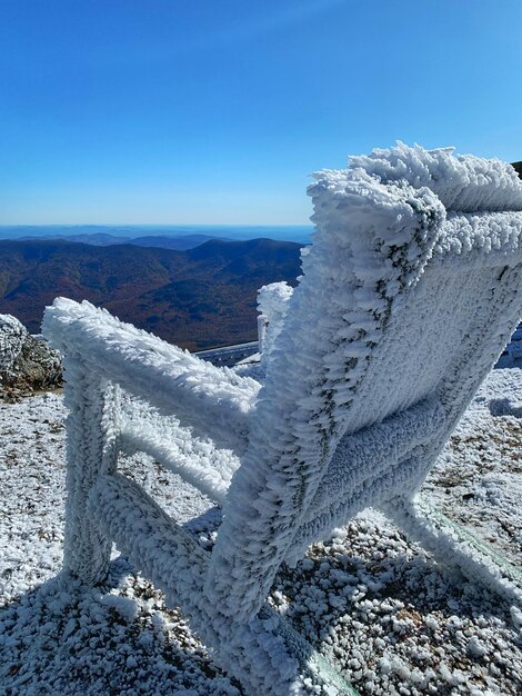 写真 青い空を背景に雪に覆われた山の景色