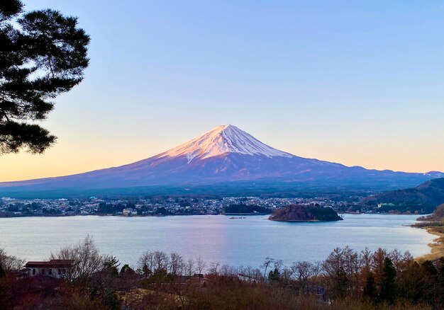 写真 天空 に 対し て 雪 に 覆わ れ た 山 の 景色