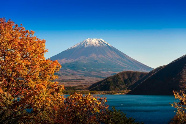 写真 空に照らされた雪に覆われた山の景色