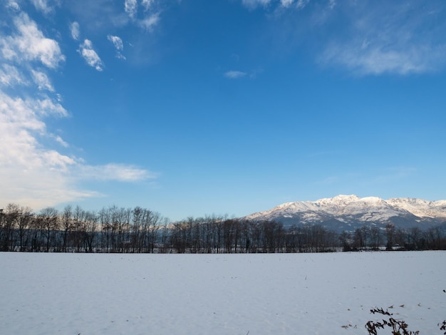 写真 青い空を背景に雪に覆われた山の景色