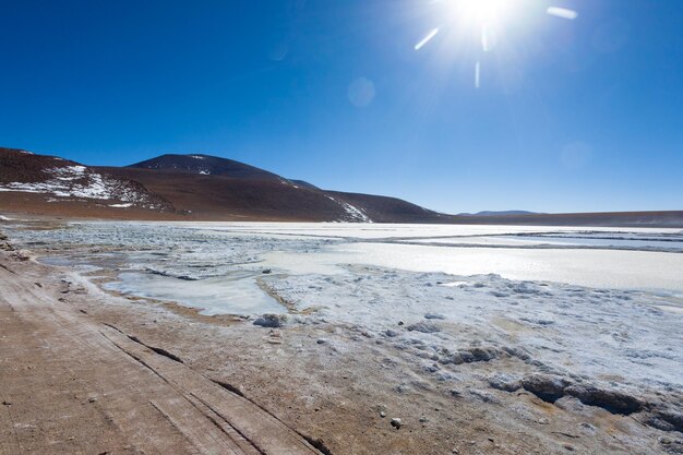 写真 青い空を背景に雪に覆われた山の景色