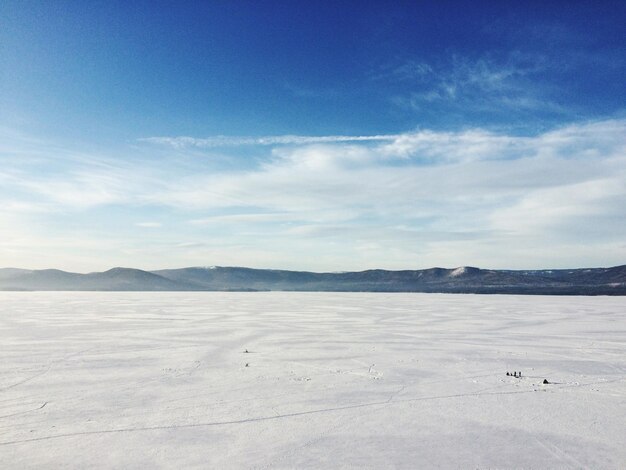 写真 青い空を背景に雪に覆われた山の景色