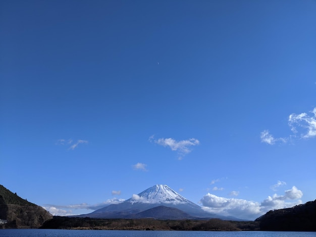 사진 푸른 하늘 을 배경 으로 눈  ⁇ 인 산 들 의 풍경