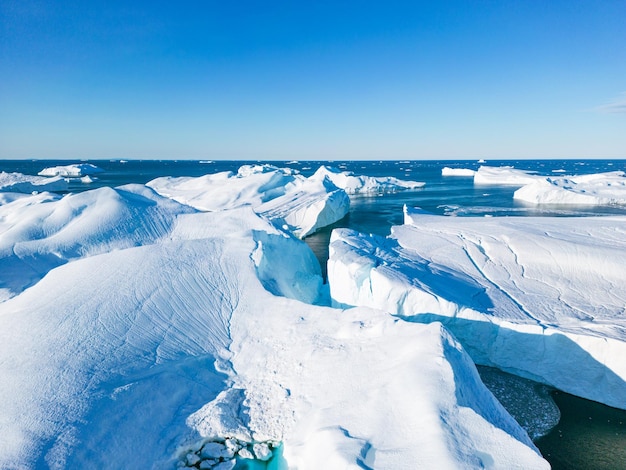 写真 晴れた空を背景に雪に覆われた山の景色