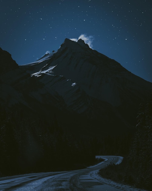 Фото Красивый вид на заснеженные горы на фоне ночного неба
