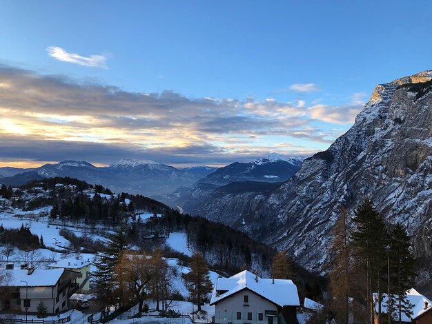 写真 冬 の 空 に 対し て 雪 に 覆わ れ た 山 の 景色