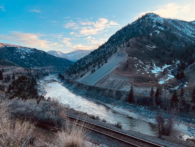 写真 ブリティッシュ・コロンビアのスカイ・フレンザー・キャニオン (frenzer canyon) に比べて雪に覆われた山の景色