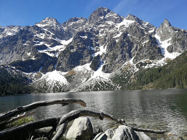 写真 雪に覆われた山々と空の背景の風景 morskie oko