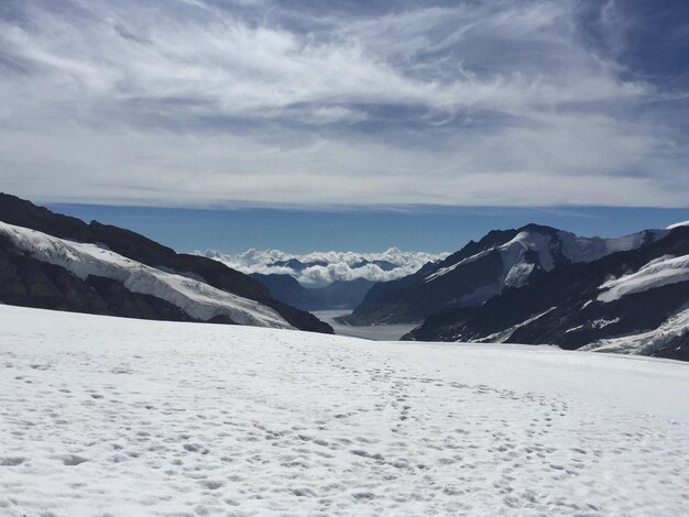 写真 天空 に 対し て 雪 に 覆わ れ た 山 の 景色