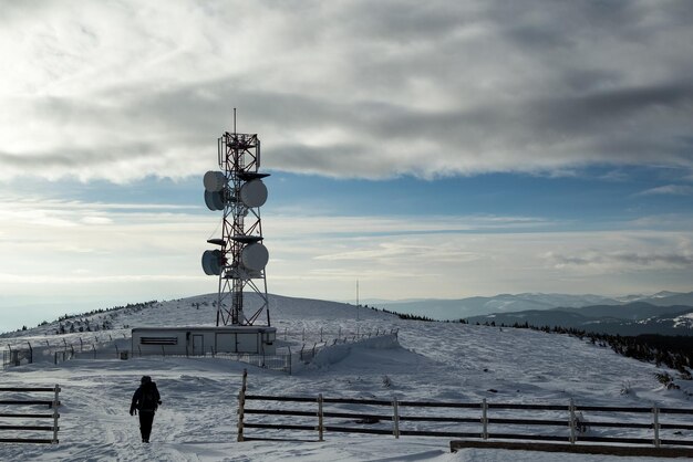 写真 天空 に 対し て 雪 に 覆わ れ た 山 の 景色