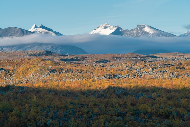 写真 天空 に 対し て 雪 に 覆わ れ た 山 の 景色