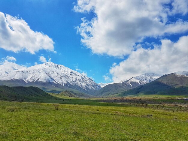 Фото Красивый вид на заснеженные горы на фоне неба