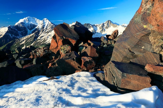 写真 天空 に 対し て 雪 に 覆わ れ た 山 の 景色