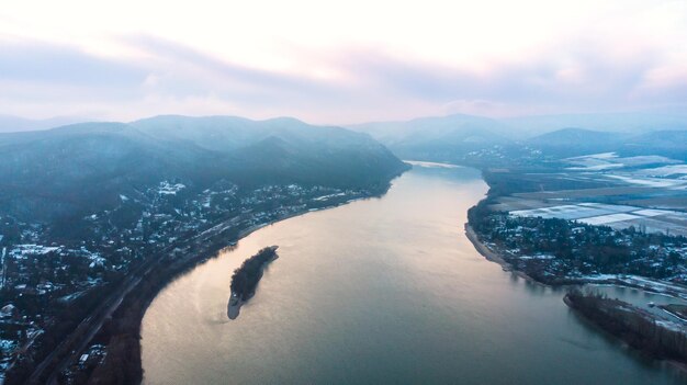 写真 天空 に 対し て 雪 に 覆わ れ た 山 の 景色