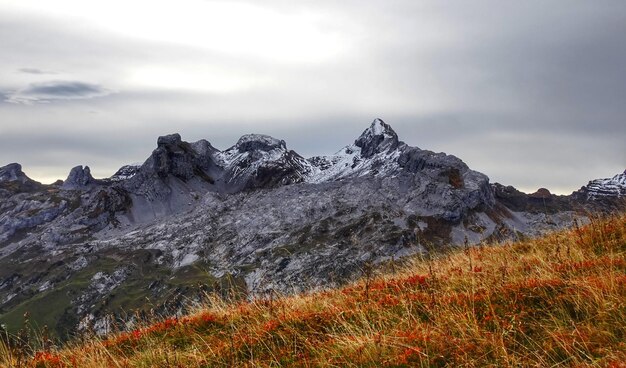 写真 天空 に 対し て 雪 に 覆わ れ た 山 の 景色