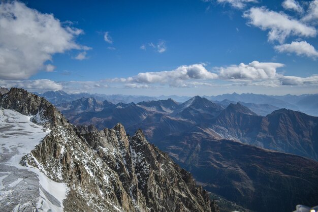 写真 天空 に 対し て 雪 に 覆わ れ た 山 の 景色