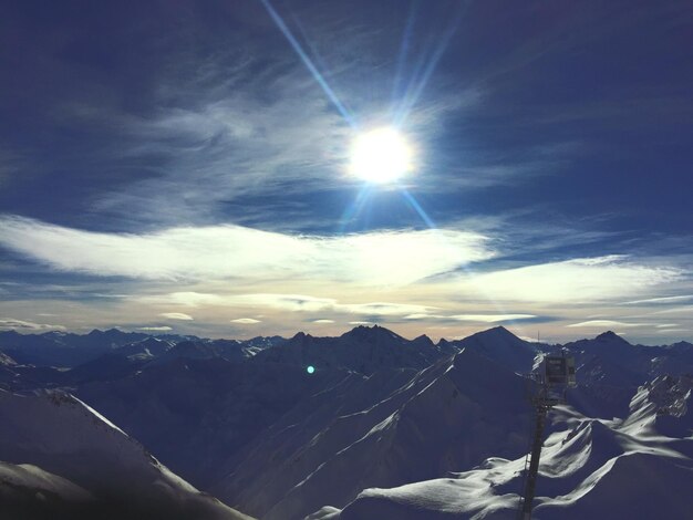 写真 天空 に 対し て 雪 に 覆わ れ た 山 の 景色