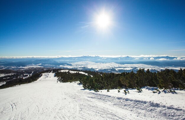 写真 空に照らされた雪に覆われた山の景色