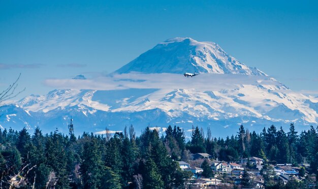 写真 天空 に 対し て 雪 に 覆わ れ た 山 の 景色