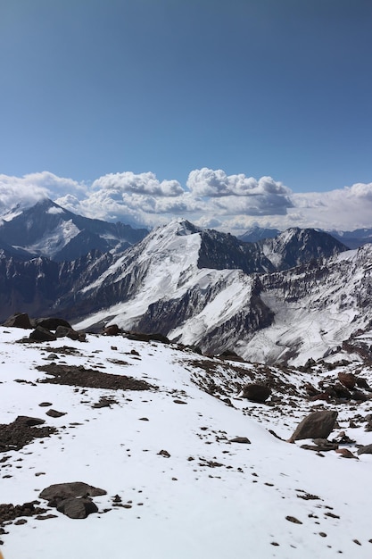 写真 天空 に 対し て 雪 に 覆わ れ た 山 の 景色