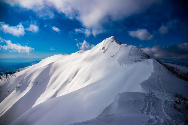 写真 天空 に 対し て 雪 に 覆わ れ た 山 の 景色