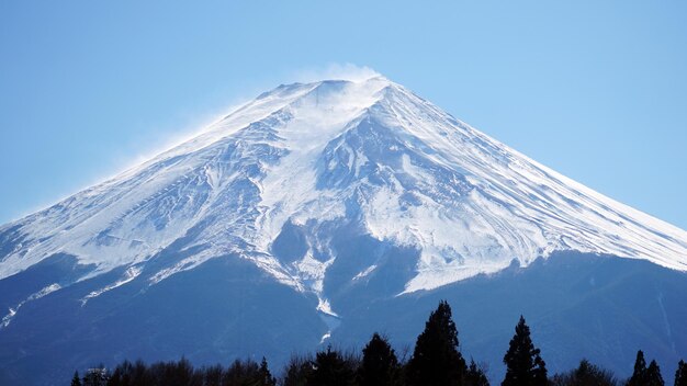 写真 天空 に 対し て 雪 に 覆わ れ た 山 の 景色